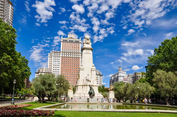 Plaza de Espana Madrid, İspanya, Cervantes anıt ve Edificio Espana veya İspanya ile bina, bir yaz günü. Büyük kare bir turistik 's ve Gran Via, uç köşesinde bulunur