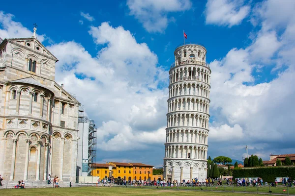 劇的な空と イタリアのピサの斜塔 ドゥオモ広場に塔があり その傾きで有名なイタリアの象徴的なランドマークの一つです — ストック写真