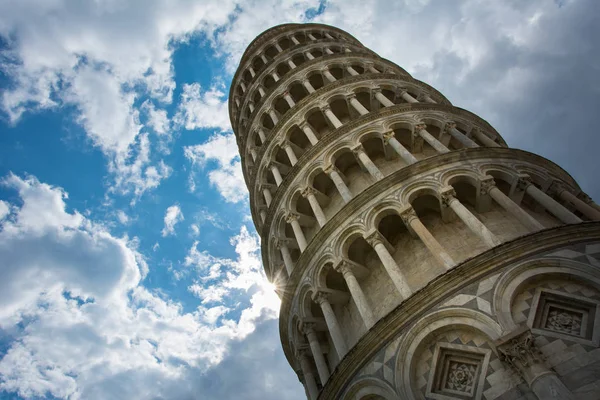 Пизанская Башня Италии Знаменитая Своими Тиграми Облачным Небом Колокольня Близлежащего — стоковое фото