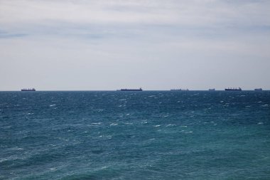 Ufukta ticaret gemileri