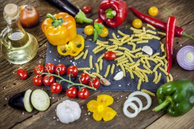  malzemelerin üstten görünüm, sebze makarna ve baharatlar ile koyu arka plan üzerine yemek yiyecek