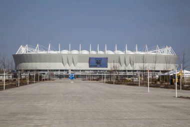 Rostov-on-Don, Rusya Federasyonu-Nisan 08, 2018: dolgu Don Nehri'nin; Şehir, Dünya Kupası 2018; İnşaat, peyzaj akşam tamamlanması aşamasında Rostov Arena Stadyumu.