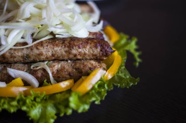Sığır eti kıyma üzerinden bir çubuk üzerinde şiş kebap. Lula kebap, soğan ve salata ile geleneksel kafkas çanak