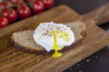 Et ve avokado, yeşillik ve domates salatalık ile haşlanmış yumurta
