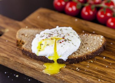 Et ve avokado, yeşillik ve domates salatalık ile haşlanmış yumurta