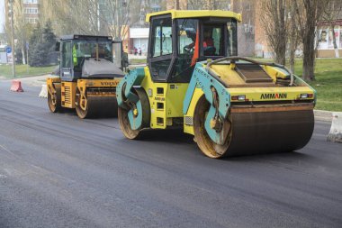 Bir Rostov on Don, Rusya, 16 Nisan 2018: yollar şehir, asfalt döşeme, yangın önleyici donatım tamiri