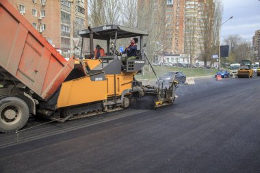 Bir Rostov on Don, Rusya, 16 Nisan 2018: yollar şehir, asfalt döşeme, yangın önleyici donatım tamiri