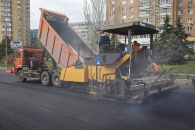 Bir Rostov on Don, Rusya, 16 Nisan 2018: yollar şehir, asfalt döşeme, yangın önleyici donatım tamiri