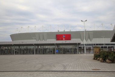 Rostov-on-Don, Rusya Federasyonu-Nisan 08, 2018: dolgu Don Nehri'nin; Şehir, Dünya Kupası 2018; İnşaat, peyzaj akşam tamamlanması aşamasında Rostov Arena Stadyumu.
