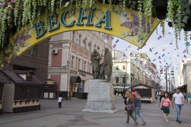 Moscow, Rusya Federasyonu-8 Mayıs 2017: Bahar Festivali Moskova, Kamergersky lane dekore edilmiş kemer flovers ile.