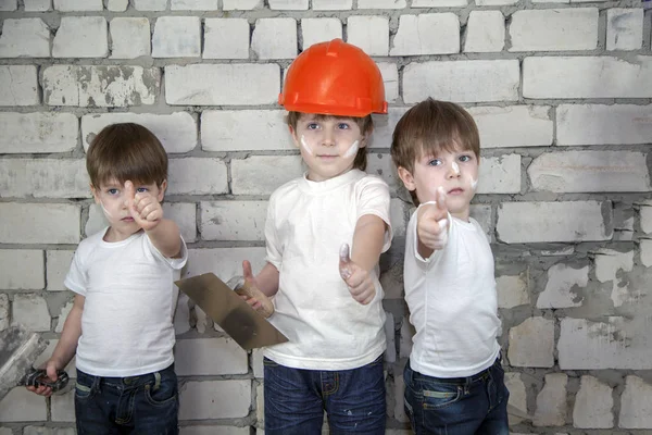 Das Konzept Der Konstruktion Gemeinsam Sind Wir Stark Junge Bauarbeiterhelm — Stockfoto