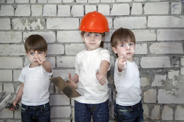 Conceito Construção Juntos Somos Força Menino Capacete Trabalhador Construção Com — Fotografia de Stock