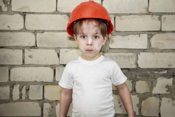 Junge Bauarbeiterhelm Mit Spachtelwerkzeug Auf Weißem Backsteinhintergrund — Stockfoto