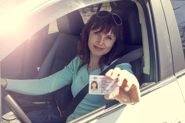 Obtendo Uma Carteira Motorista Uma Bela Garota Condução Mostra Uma — Fotografia de Stock