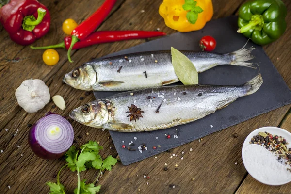 Arenque Seco Pescado Sobre Fondo Madera Con Verduras Especiales —  Fotos de Stock