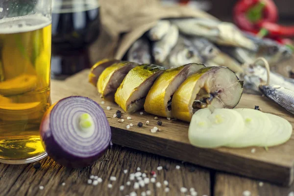 Pescado Seco Sobre Fondo Madera Con Cerveza —  Fotos de Stock