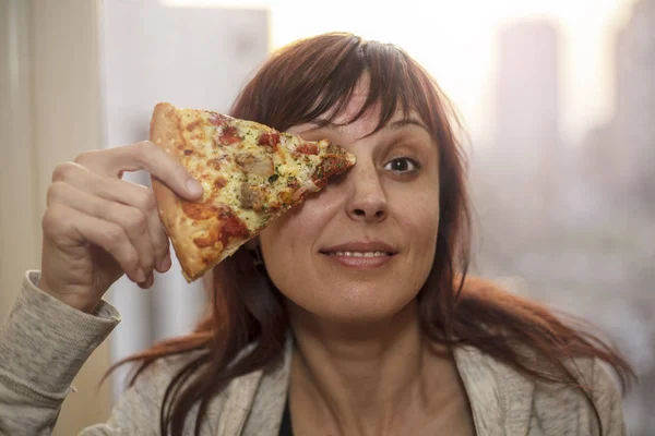 Ordina Una Pizza Ragazza Mette Pezzo Pizza Triangolare All Occhio — Foto Stock