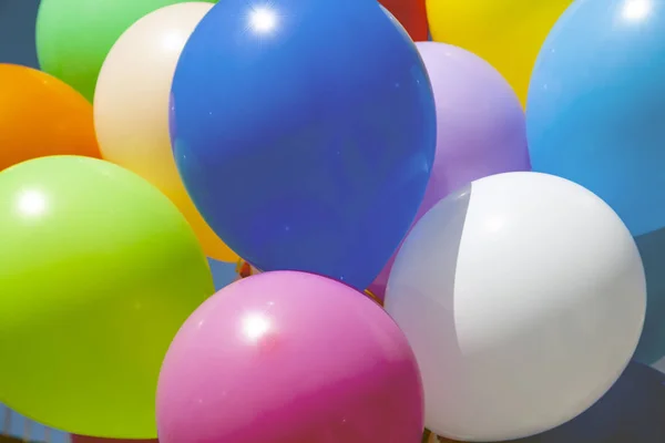 Bolas Brilhantes Coloridas Contra Céu Azul — Fotografia de Stock