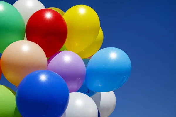 Bolas Brilhantes Coloridas Contra Céu Azul — Fotografia de Stock