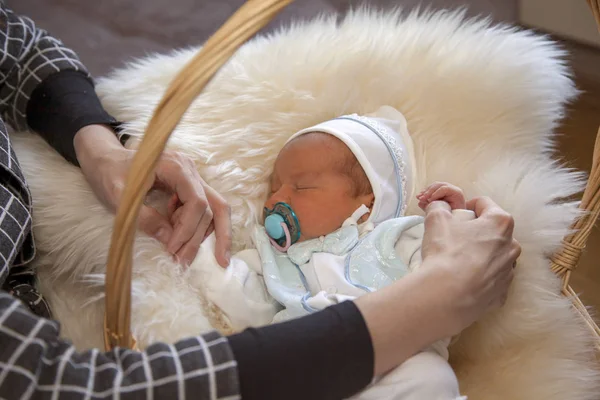 Nyfödd Pojke Sova Päls Röda Hjärtat Mamma Beundrar Det Nyfödda — Stockfoto