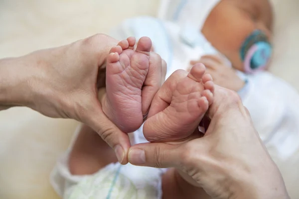 Мать Держит Босые Ноги Новорожденного Крошечные Ножки Руке Женщины Сердце — стоковое фото