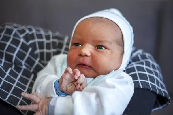 Новорожденный Мальчик Руках Молодой Мамы Мама Любуется Новорожденным — стоковое фото
