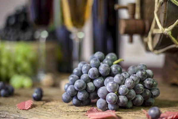 Weinflasche Weinfass Für Wein Glas Wein Und Trauben Weiß Und — Stockfoto