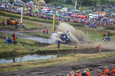 Rostov-on-Don, Rusya Federasyonu-Mayıs 20, 2018: Yarış içinde Rostov-on-Don, traktör kamyon yarışları üzerine kapalı yol arazi üzerinde. Yarış kuralları olmadan. Bir arazi arazide yarış.