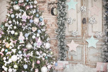 Noel kartı: Güzel Noel ağacı, oyuncaklarla süslenmiş, eski kapı, düşen karın arka planı