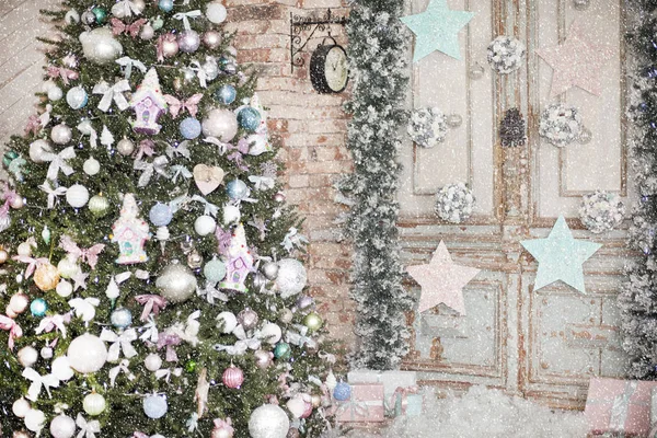 Tarjeta Navidad Hermoso Árbol Navidad Decorado Con Juguetes Puerta Vieja — Foto de Stock