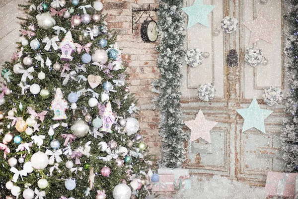 Weihnachtskarte Schöner Weihnachtsbaum Geschmückt Mit Spielzeug Alte Tür Hintergrund Von — Stockfoto