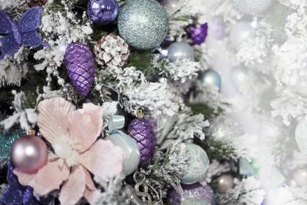 Weihnachtskarte Schöner Weihnachtsbaum Geschmückt Mit Spielzeug — Stockfoto