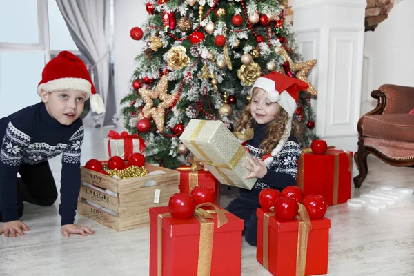 Рождество Девочка Мальчик Возле Новогодней Елки Подарками — стоковое фото