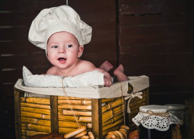 arka planda ürünlerin cook's şapkalı küçük çocuk