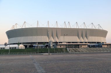 Rostov-on-Don, Rusya Federasyonu-Mayıs 25, 2018: dolgu Don Nehri'nin; Şehir, Dünya Kupası 2018; İnşaat, peyzaj akşam tamamlanması aşamasında Rostov Arena Stadyumu.