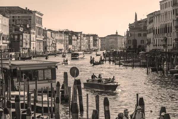 Venice Italy Sierpnia 2016 Tourists Gondoli Żeglarstwo Canale Grande Stonowanych — Zdjęcie stockowe