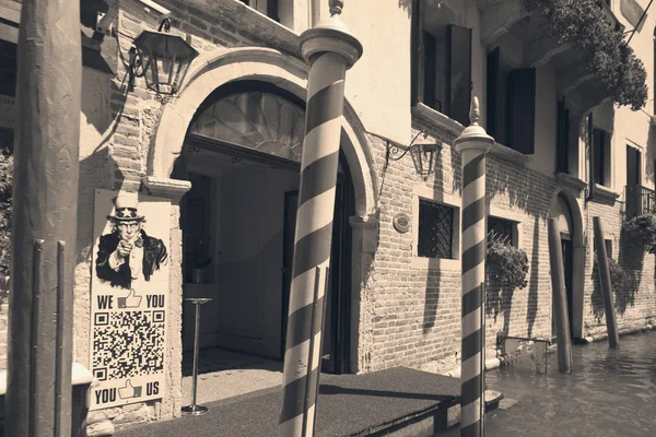 Venice Italy Sierpnia 2016 Tourists Gondoli Żeglarstwo Canale Grande Stonowanych — Zdjęcie stockowe