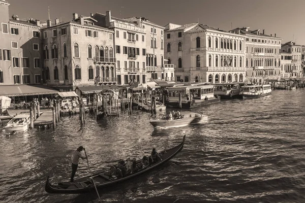 Venice Italy Sierpnia 2016 Tourists Gondoli Żeglarstwo Canale Grande Stonowanych — Zdjęcie stockowe