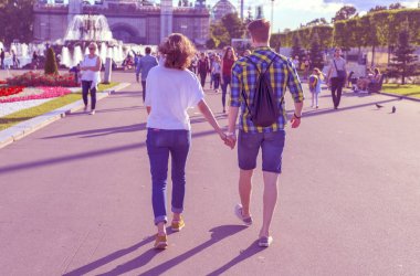 Moskova, Rusya _21 Mayıs, 2017: sergi, Ulusal Ekonomi, seven çift, erkek bir kızla el ele, editoryal sokakta yürürken başarılarının.