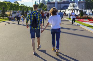 Moskova, Rusya _21 Mayıs, 2017: sergi, Ulusal Ekonomi, seven çift, erkek bir kızla el ele, editoryal sokakta yürürken başarılarının.