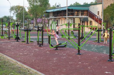 Rostov-on-Don, Rusya Federasyonu-Mayıs 25, 2018: dolgu Don Nehri'nin; Şehir, Dünya Kupası 2018; Futbol stadyumu Rostov Arena inşaatın tamamlanma aşamasında, çocuk açık simülatörleri nişanlandık