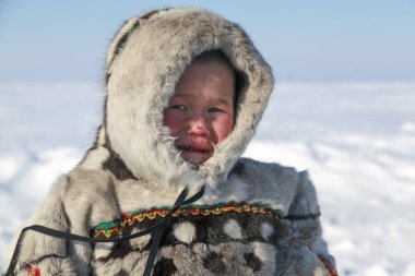 Tundra, açık alan, portre bir çocuk, çocuk Ulusal giysiler,