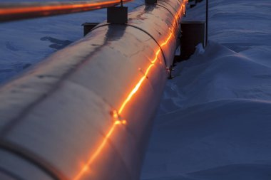 Gaz boru hatları, vinç ve gaz ve petrol taşımacılığı, işleme tesisi, günbatımı zemin karşı gaz için borular