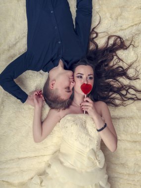 Mutlu genç çift, akıllı telefon, kamera selfie yapma ile selfie poz poz vermek için.