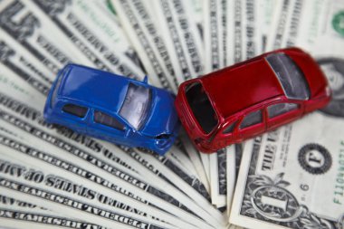 Bir Rostov on Don, Rusya, 29 Ocak 2018: araba sigortası kavramı. Motorlu veya araba sigorta ile başvuru araba modeli arka planı dolarlık banknotlar 