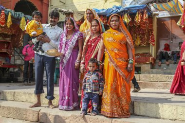 Varanasi, Hindistan - 17 Şubat 2017: Hint mutlu büyük aile banka Ganj Nehri'nin editoryal.