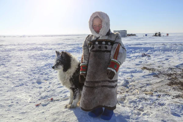 Надим Росія Квітня 2018 Tundra Відкриту Ділянку Хлопчик Собакою Холодні — стокове фото