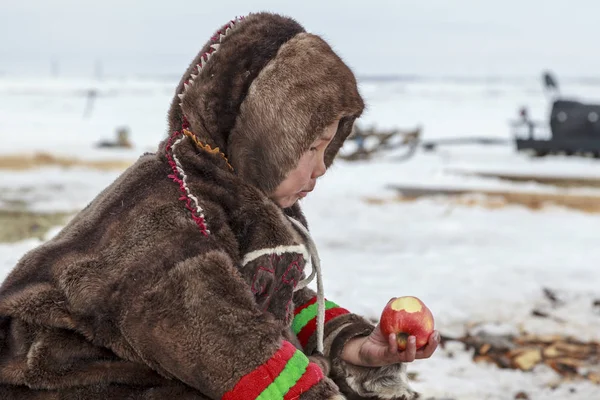 Nadym Russia April 2018 Tundra Open Area Boy Eating Apple — Stock Photo, Image