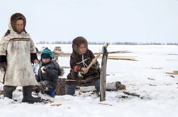 Nadym Rusko Dubna 2018 Tundra Otevřený Prostor Chlapci Národní Oblečení — Stock fotografie