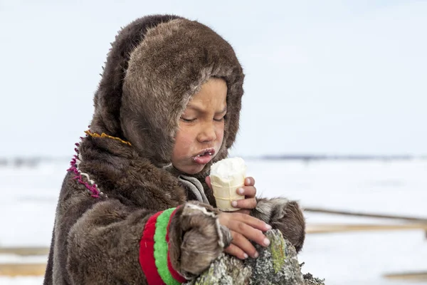 Надим Росія Квітня 2018 Tundra Відкрийте Область Хлопчик Їсть Морозиво — стокове фото